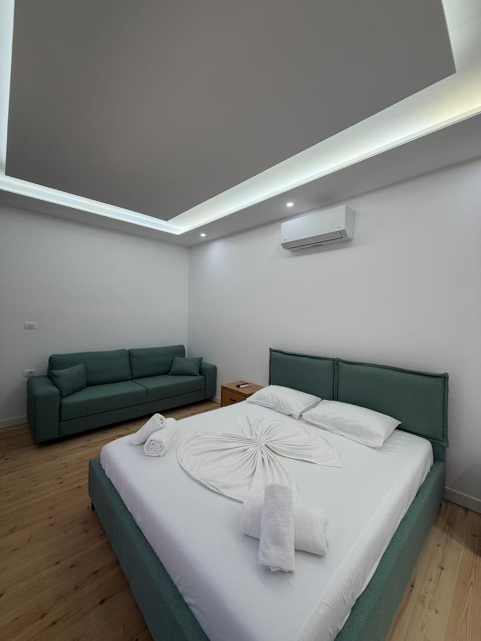 Bedroom, towels
