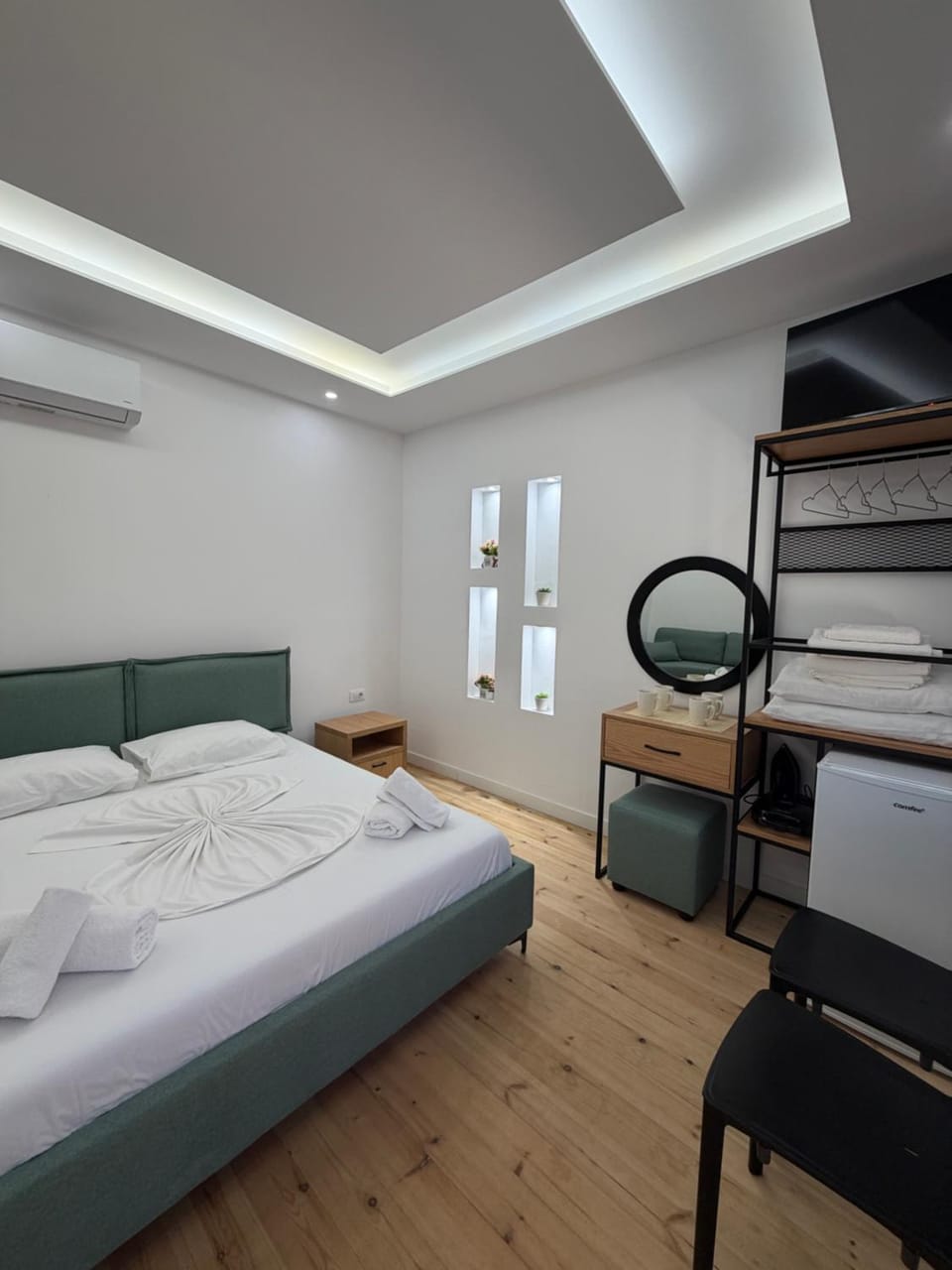 Bedroom, towels