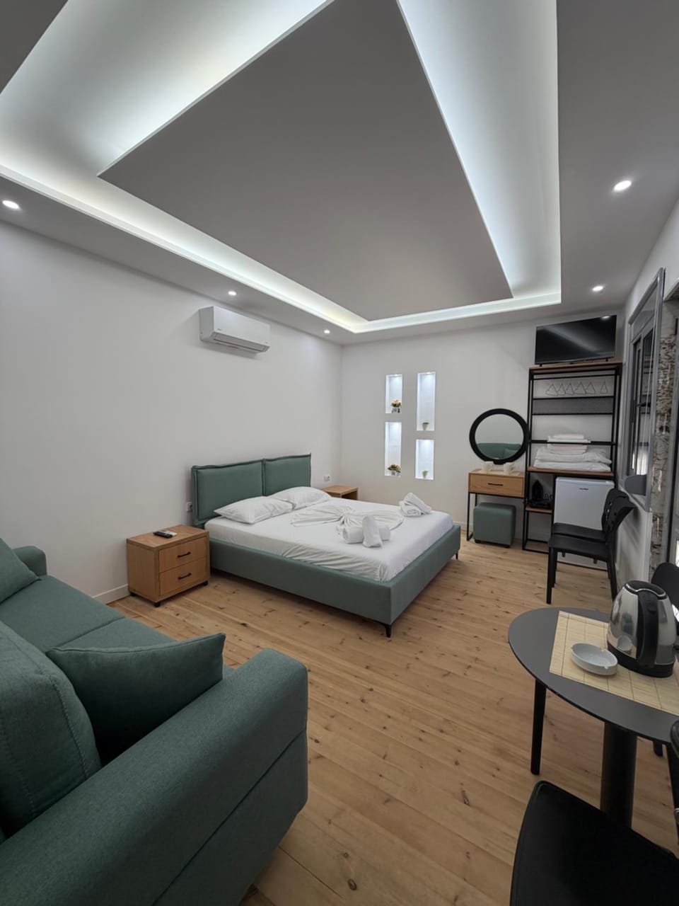 Bedroom, towels