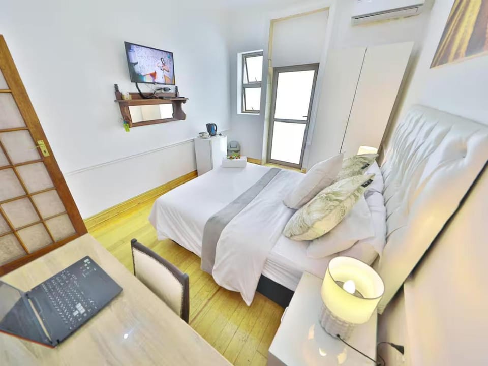 Bed, TV and multimedia, Photo of the whole room, Bedroom