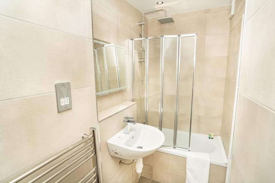 Stylish Flat with Terrace in Cheltenham Centre Apartment in Cheltenham