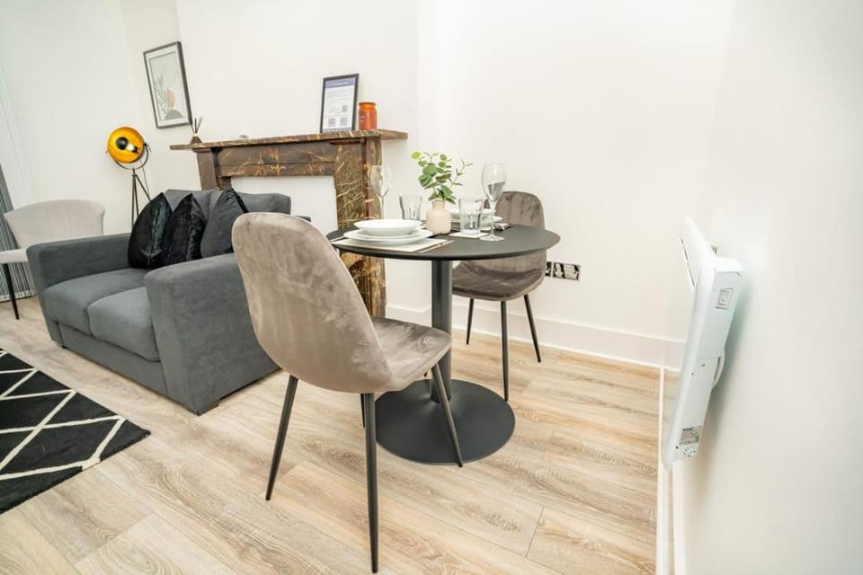 Stylish Flat with Terrace in Cheltenham Centre Apartment in Cheltenham