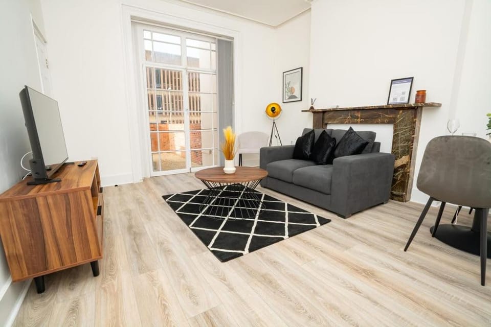 TV and multimedia, Living room, Seating area, Evening entertainment