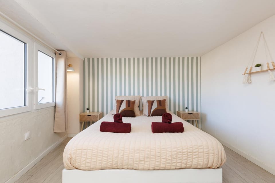 Photo of the whole room, Bedroom