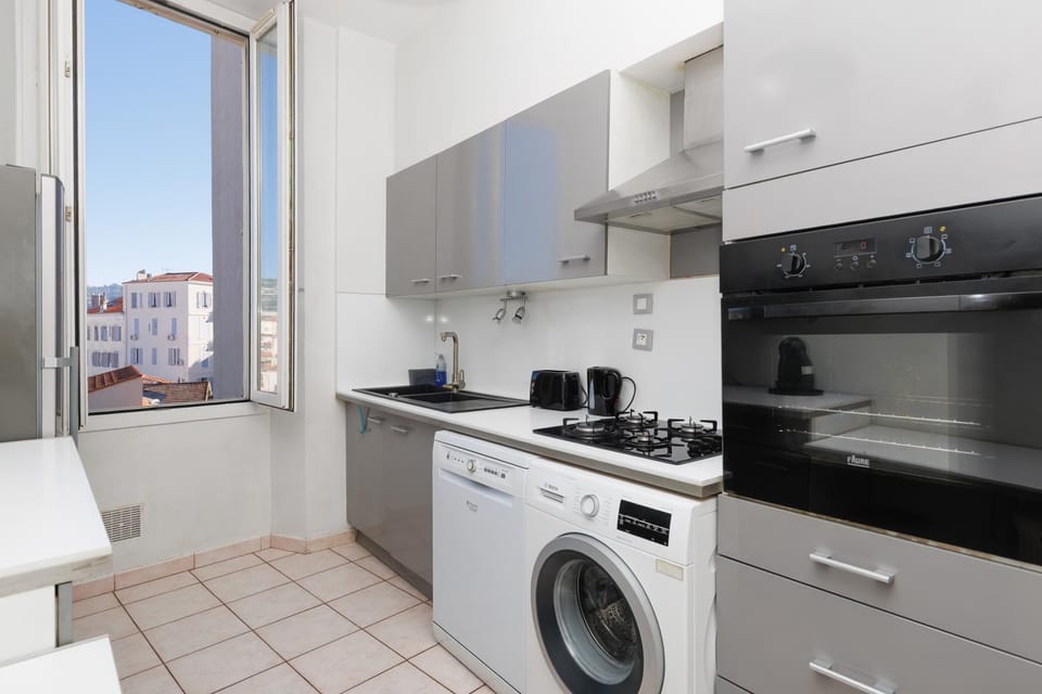 Coffee/tea facilities, stove, toaster, kitchen