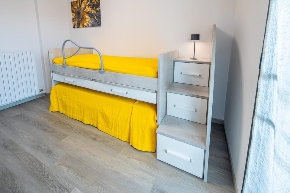 Bedroom, bunk bed