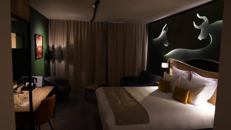 Seating area, Bedroom