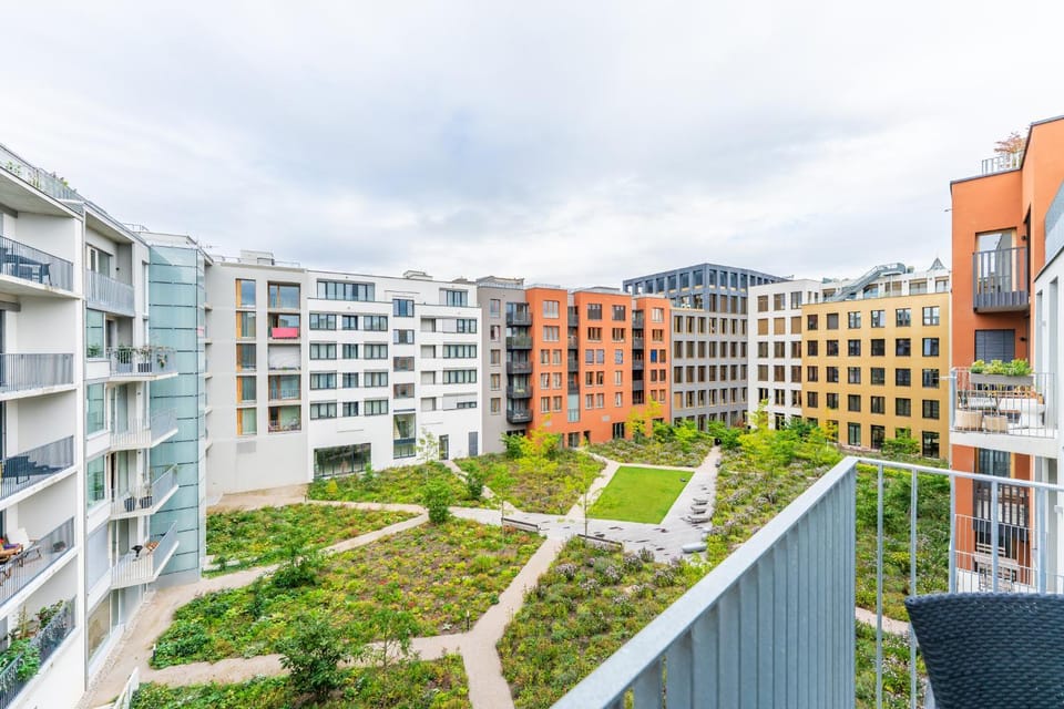 Property building, Spring, Day, Neighbourhood, Natural landscape, Garden, City view, Street view, Location