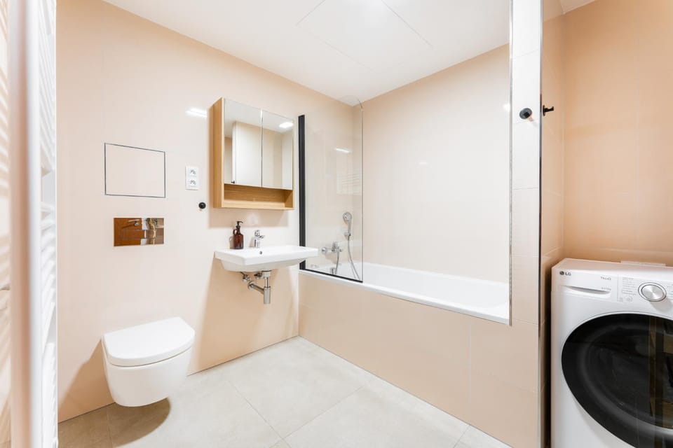 Toilet, Bathroom, Bath, towels, washing machine