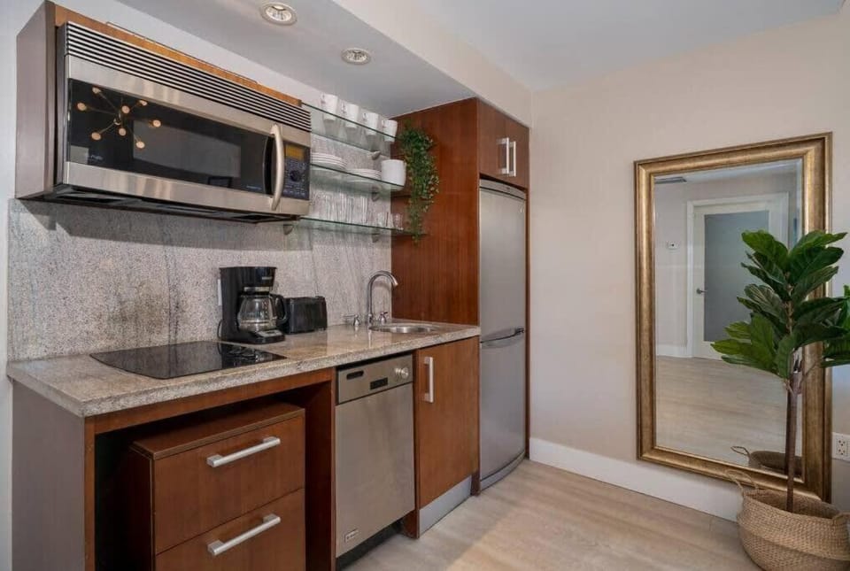 Kitchen or kitchenette