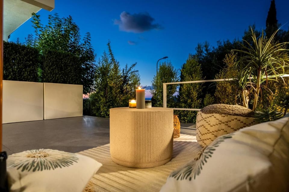 Property building, Balcony/Terrace, Living room