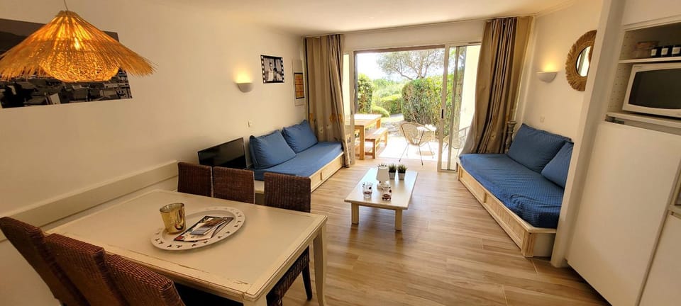 Bright apartment with garden and sea view Apartment in Grimaud