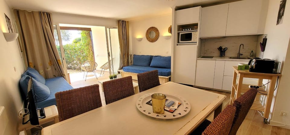 Bright apartment with garden and sea view Apartment in Grimaud