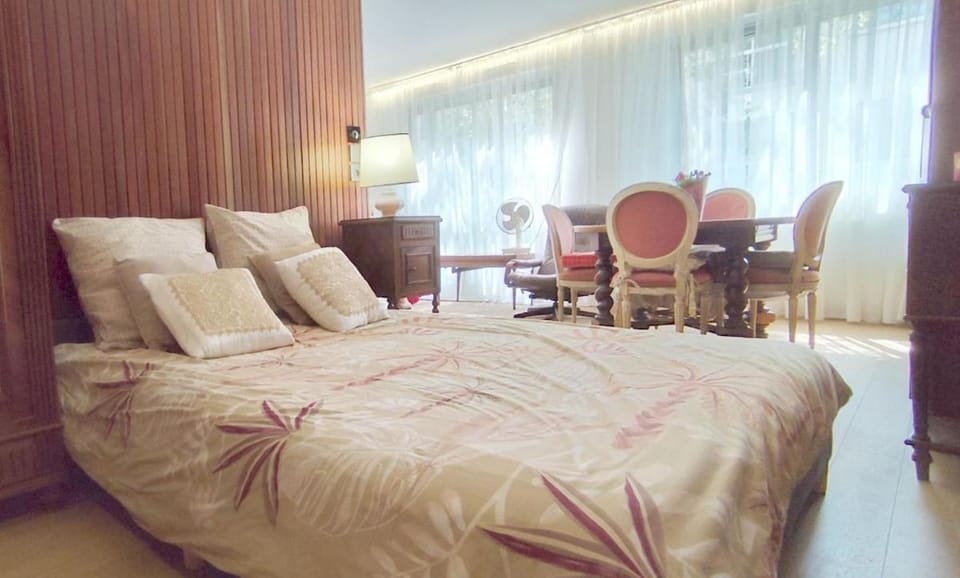 Bed, Seating area, Bedroom