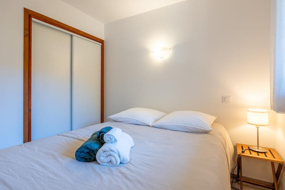 Bed, Photo of the whole room, Bedroom, towels