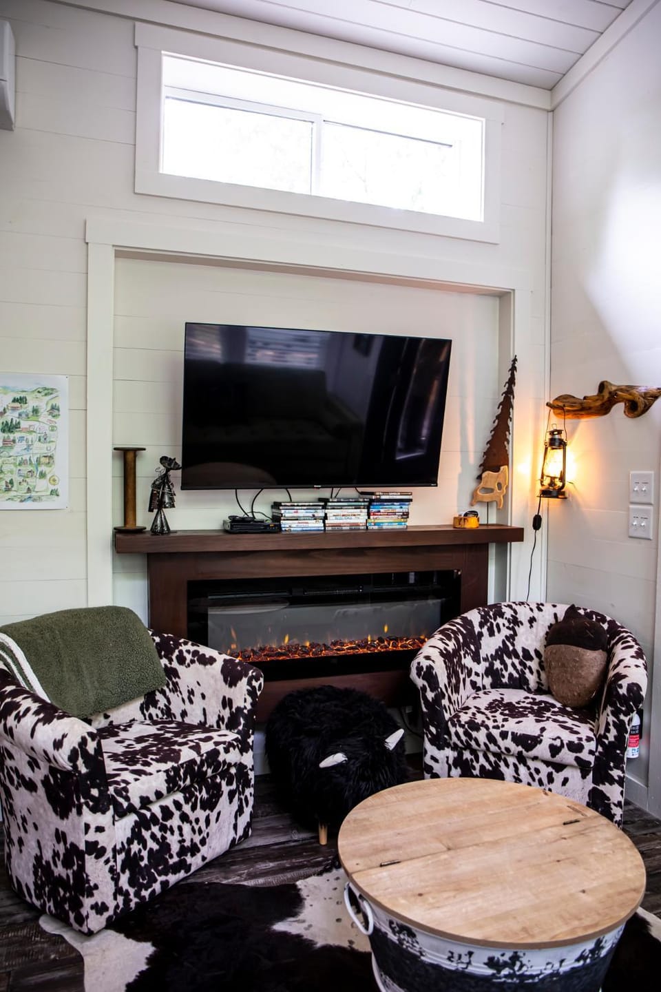 TV and multimedia, Living room, Seating area, fireplace