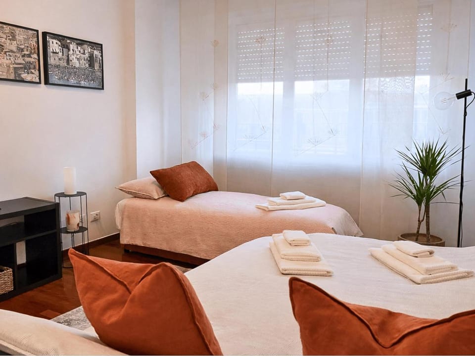 Bed, Living room, Photo of the whole room, Seating area, Bedroom, towels