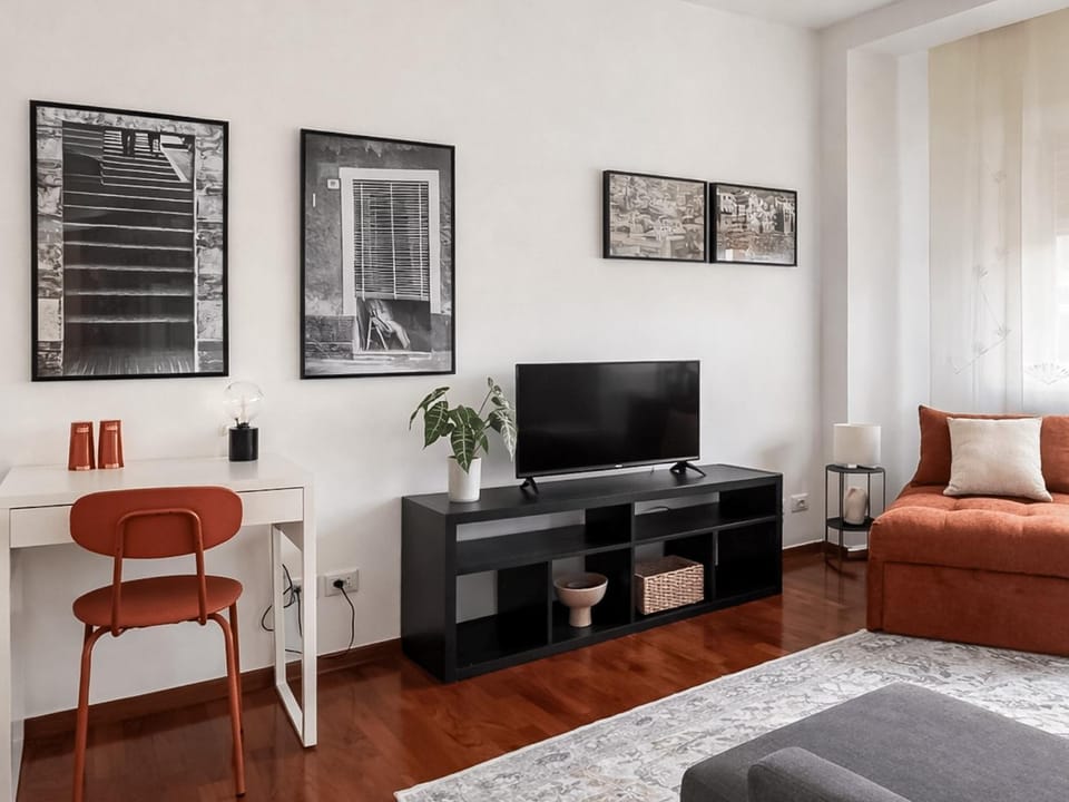 Bed, TV and multimedia, Living room, Photo of the whole room, Seating area