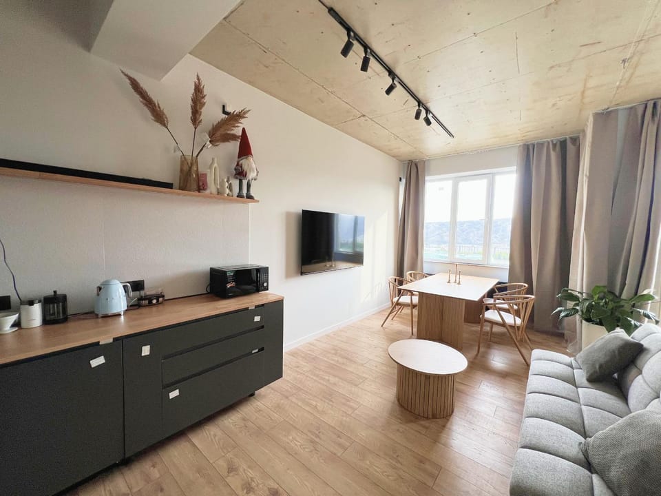 TV and multimedia, Kitchen or kitchenette, Living room, Seating area, Dining area