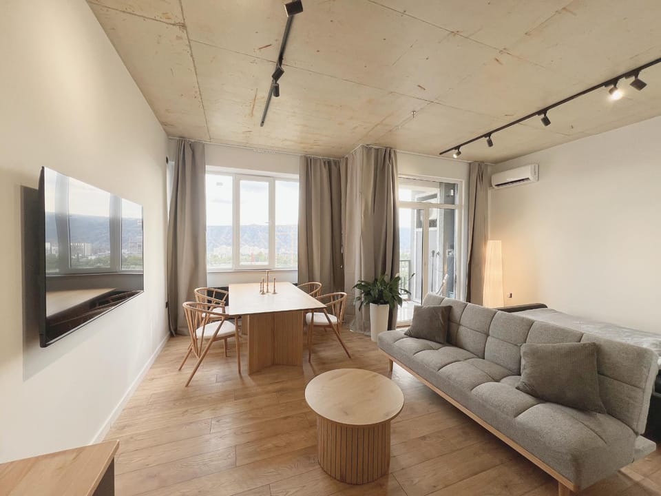 Communal lounge/ TV room, TV and multimedia, Living room, Seating area, Dining area