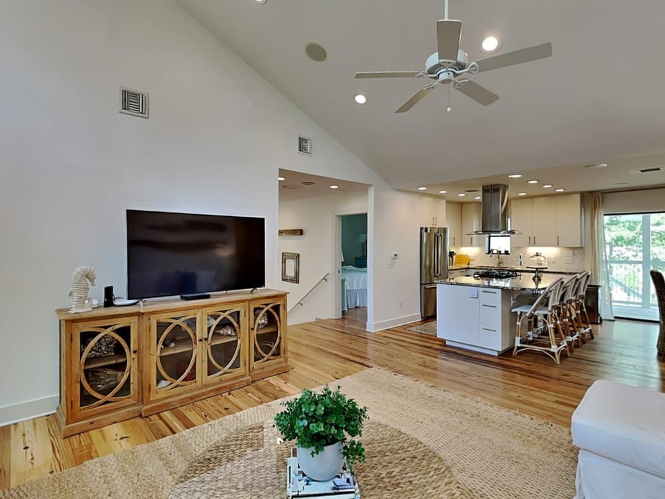 TV and multimedia, Kitchen or kitchenette, Living room, Seating area, furniture, stove
