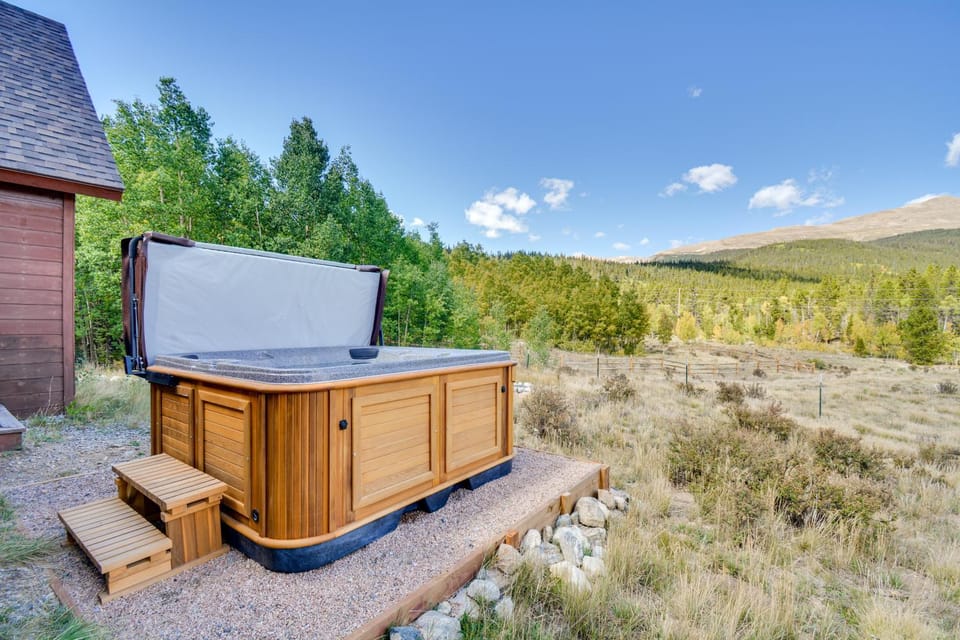 Hot Tub & Deck: Cabin Near Dtwn Alma & Breck Cabin in Alma