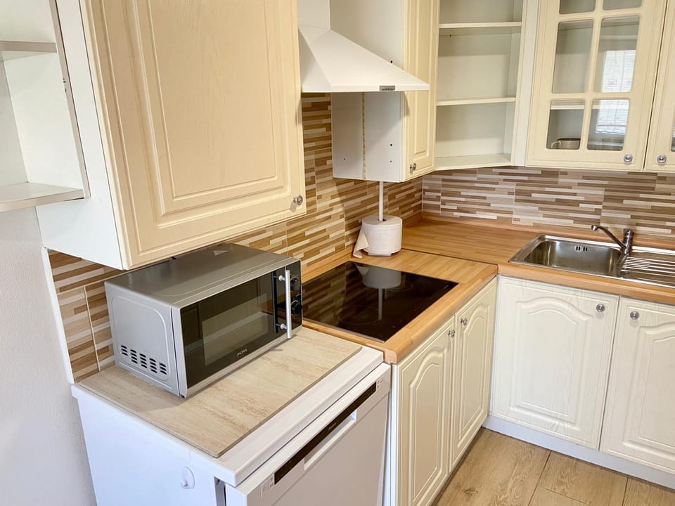 Kitchen or kitchenette, dishwasher, stove