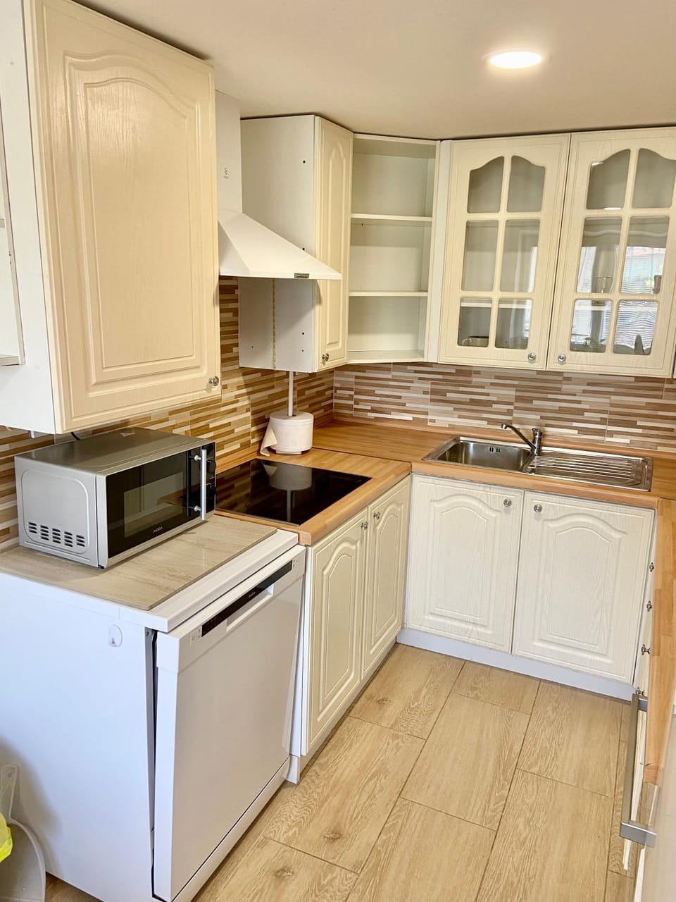 Kitchen or kitchenette, dishwasher, stove