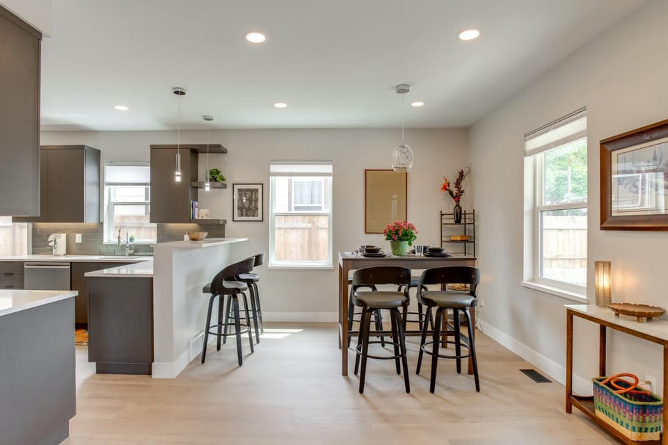 Walk to Med Ctrs & Dtwn Englewood: Modern Home House in Englewood