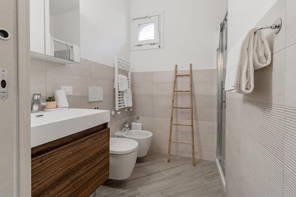 Shower, Toilet, Bathroom, bidet, towels