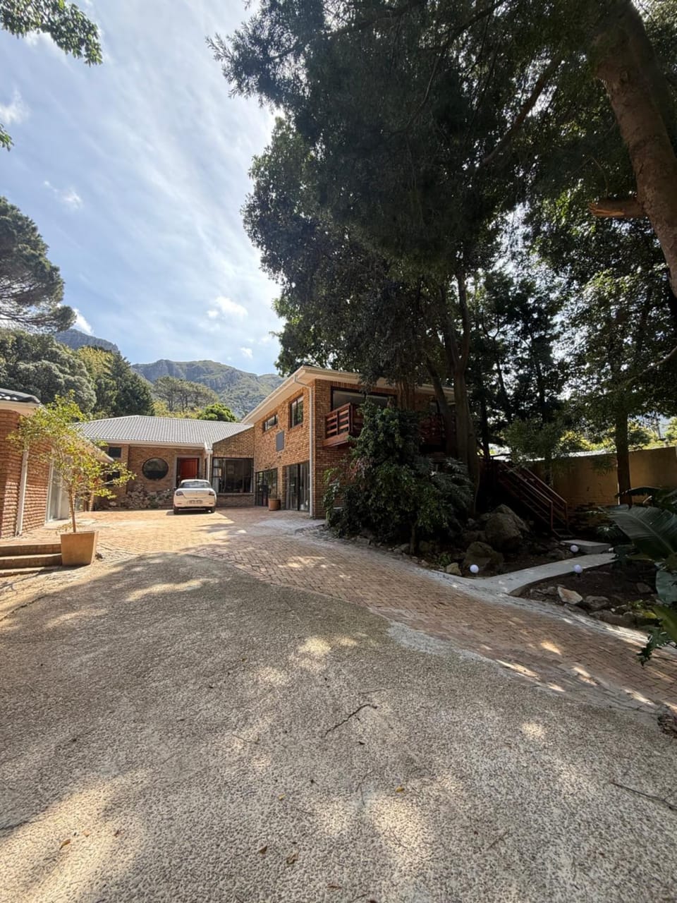 Property building, Natural landscape, Landmark view, Mountain view, Parking