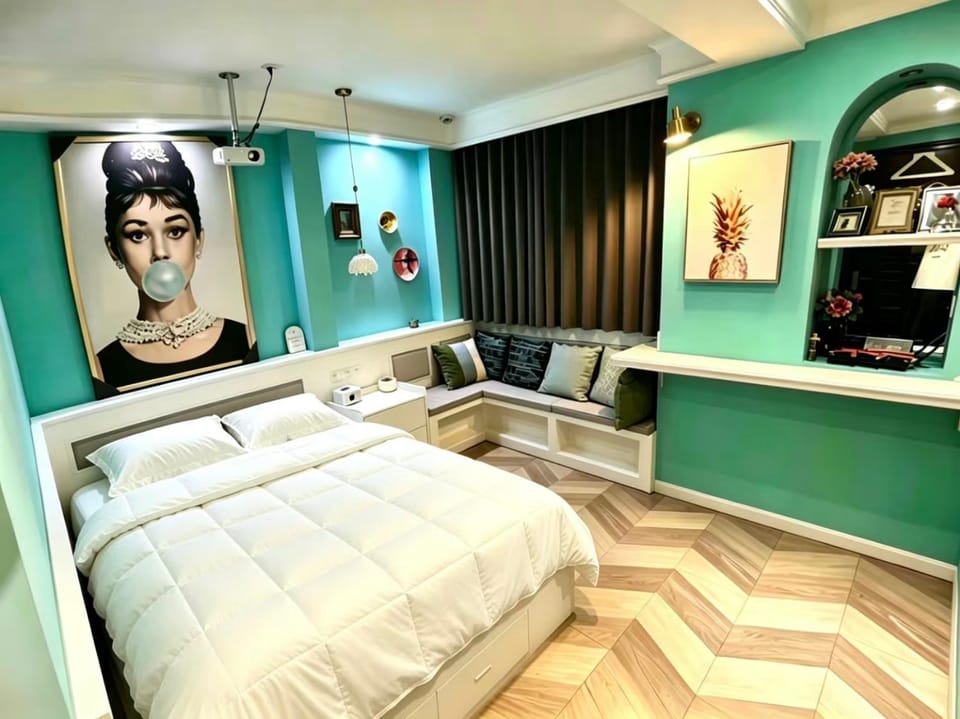 Bed, TV and multimedia, Living room, Photo of the whole room, Seating area, Bedroom