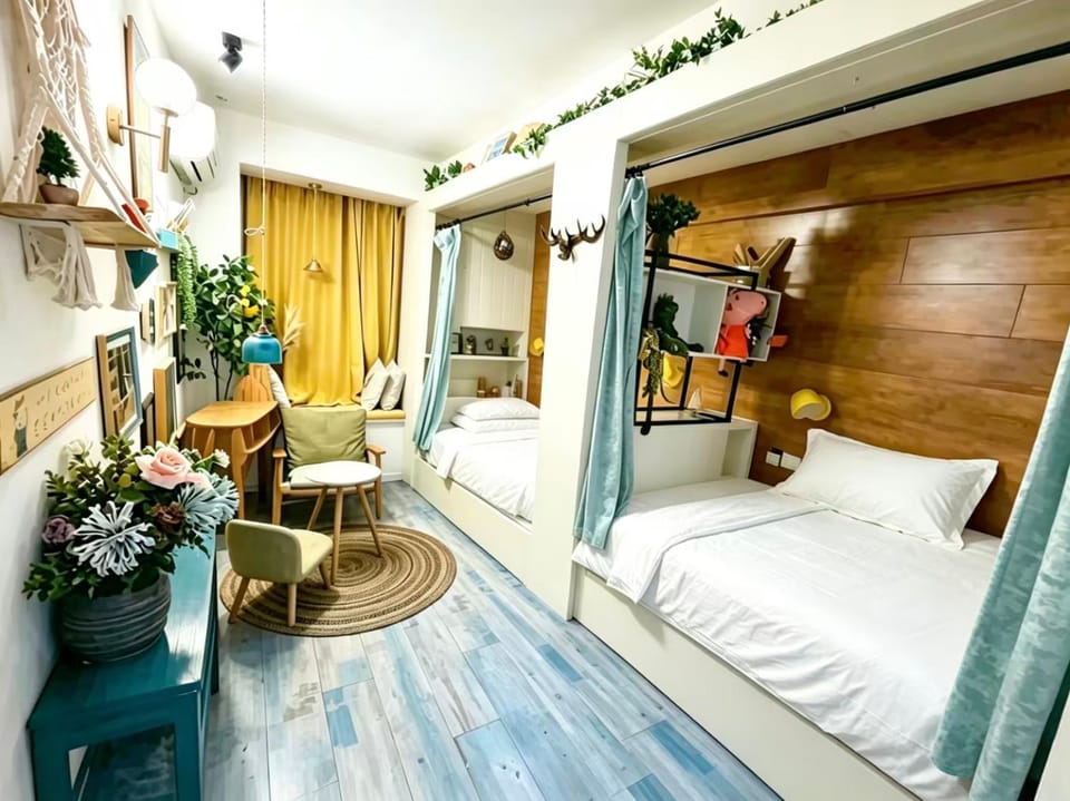 Bed, Living room, Photo of the whole room, Decorative detail, Decorative detail, Seating area, Bedroom, wardrobe