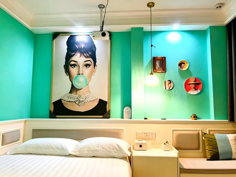 Bed, Living room, Photo of the whole room, Decorative detail, Seating area, Bedroom