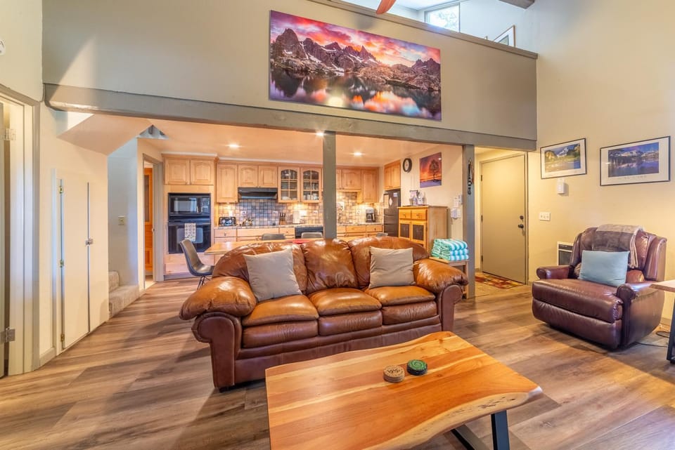 Walk to Village, 1+L/2BA; Jacuzzi, Parking, W/D Apartment in Mammoth Lakes