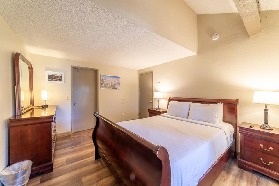 Walk to Village, 1+L/2BA; Jacuzzi, Parking, W/D Apartment in Mammoth Lakes