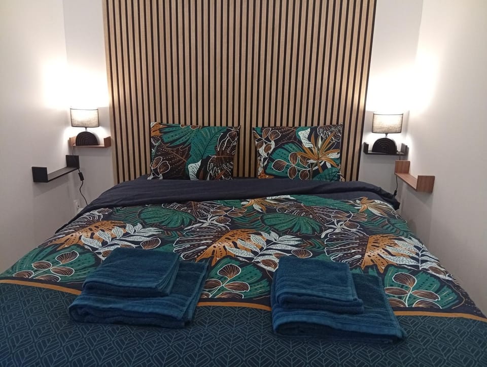 Bed, Bedroom, towels