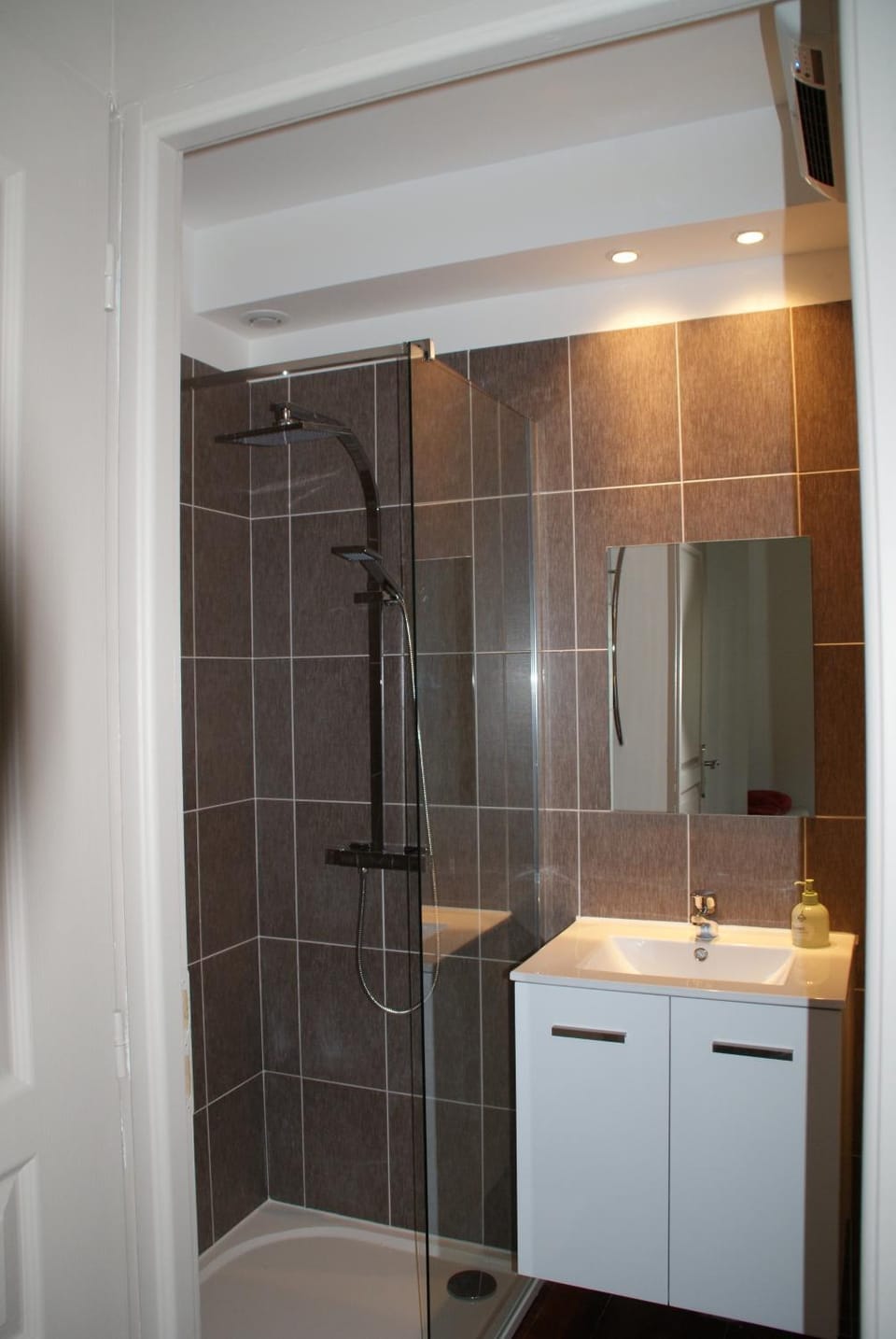 Shower, Decorative detail