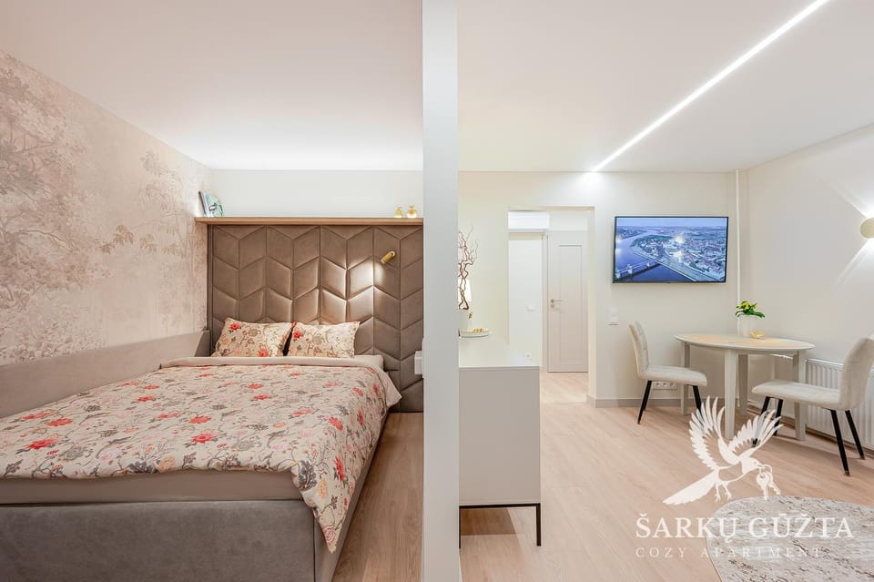 Communal lounge/ TV room, Bed, TV and multimedia, Living room, Seating area, Bedroom
