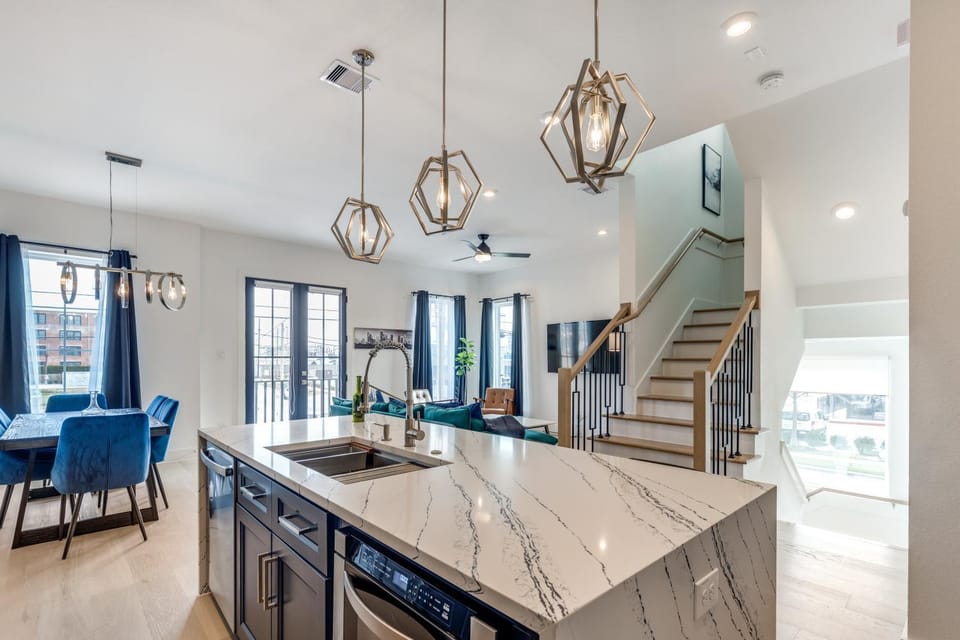Modern 4 Bed 3Bath Great Views Min to Downtown House in Houston