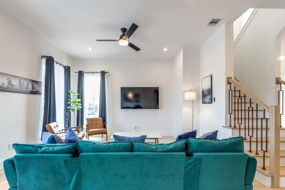 Modern 4 Bed 3Bath Great Views Min to Downtown House in Houston