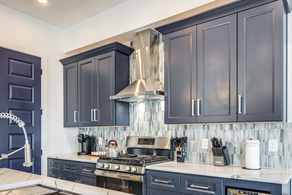 Modern 4 Bed 3Bath Great Views Min to Downtown House in Houston