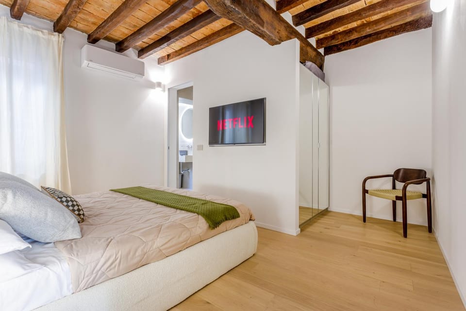 Bed, TV and multimedia, Photo of the whole room, Evening entertainment, Bedroom