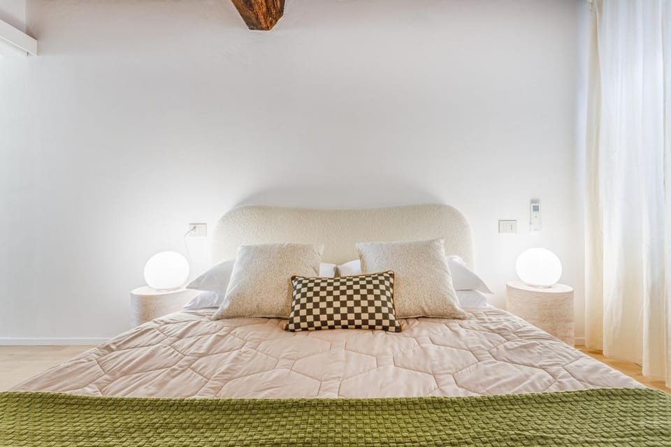 Bed, Photo of the whole room, Bedroom