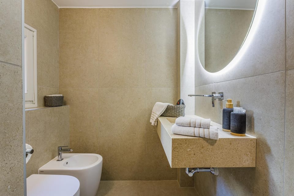 Shower, Toilet, Bathroom, bidet, towels