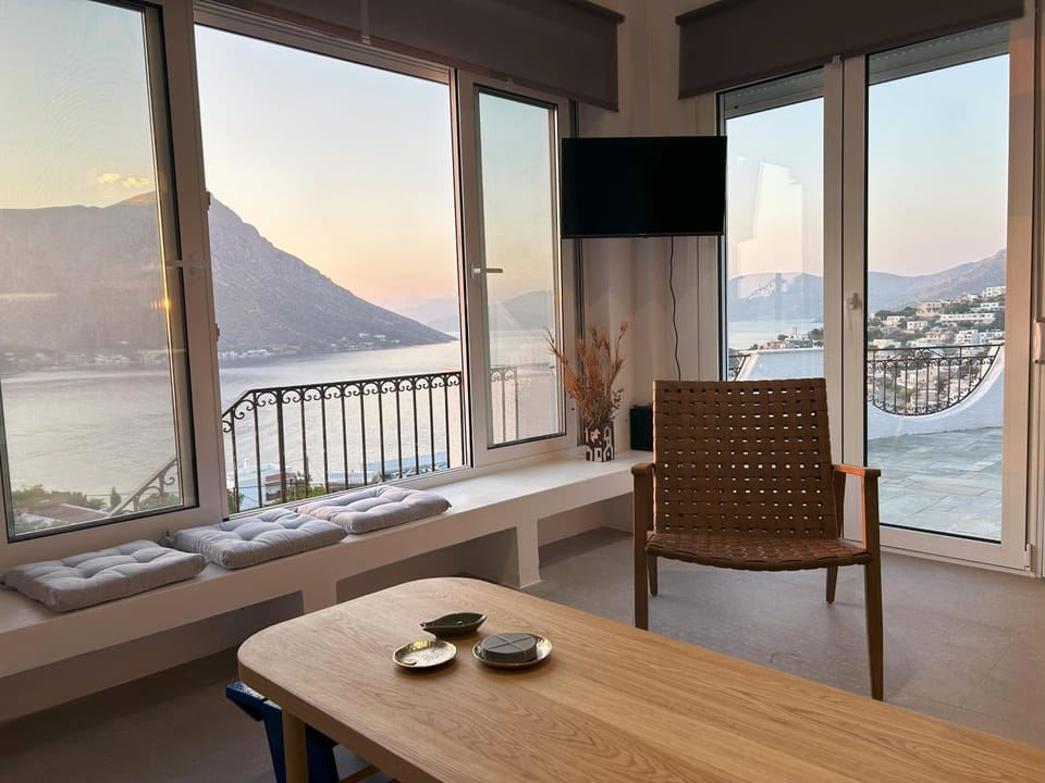 Natural landscape, TV and multimedia, View (from property/room), Balcony/Terrace, Living room, Seating area, Dining area, Autumn, Mountain view, Sea view