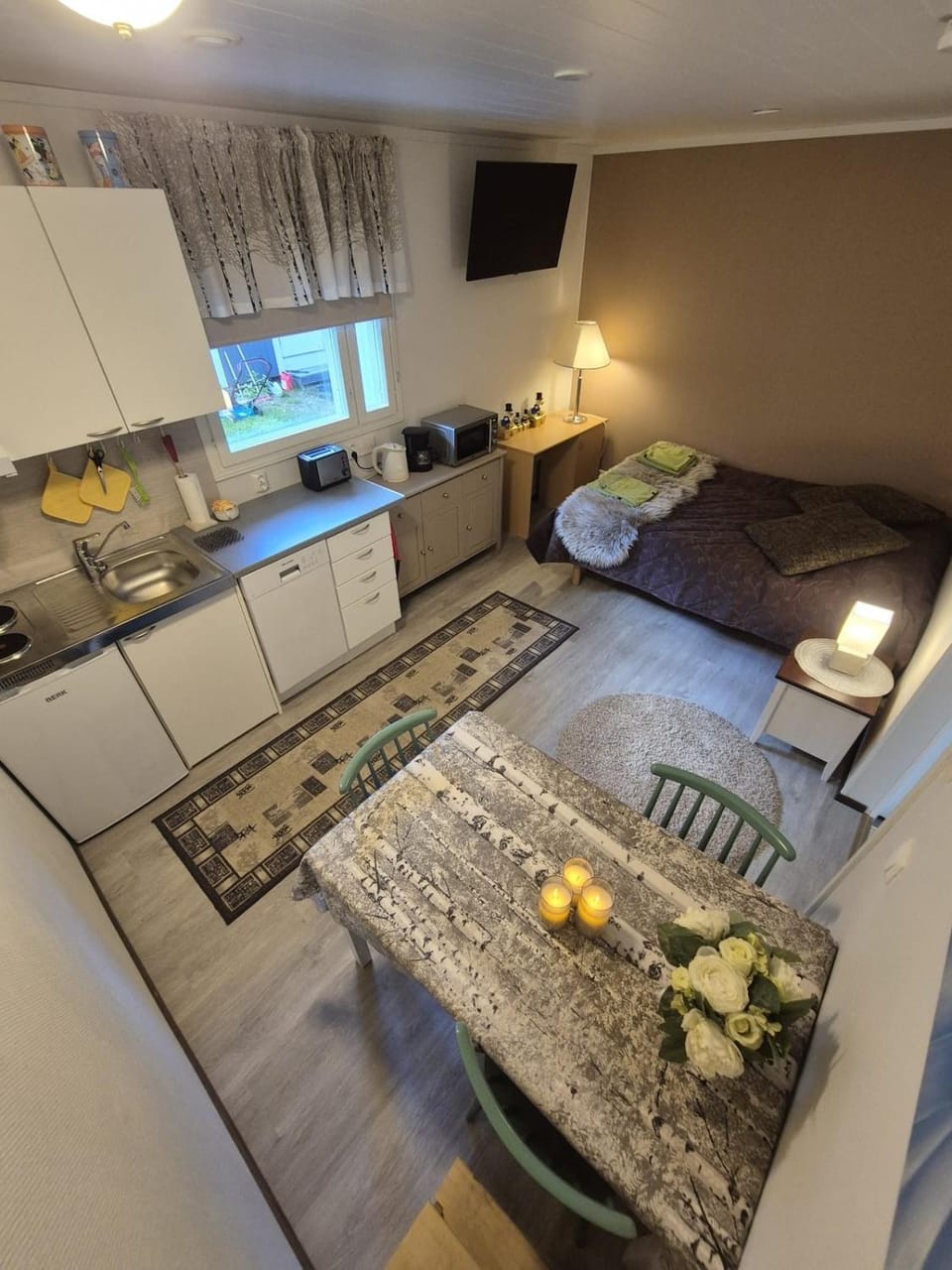 Bed, Kitchen or kitchenette, Seating area