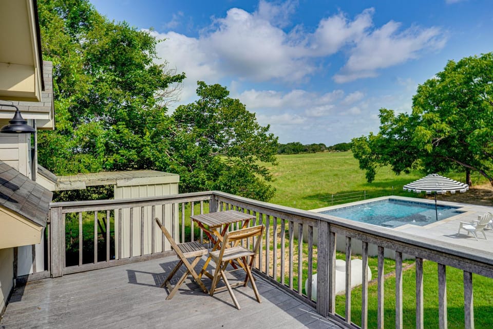 Pool, Fire Pit! Farm Retreat Near Dwtn Weatherford Apartment in Texas