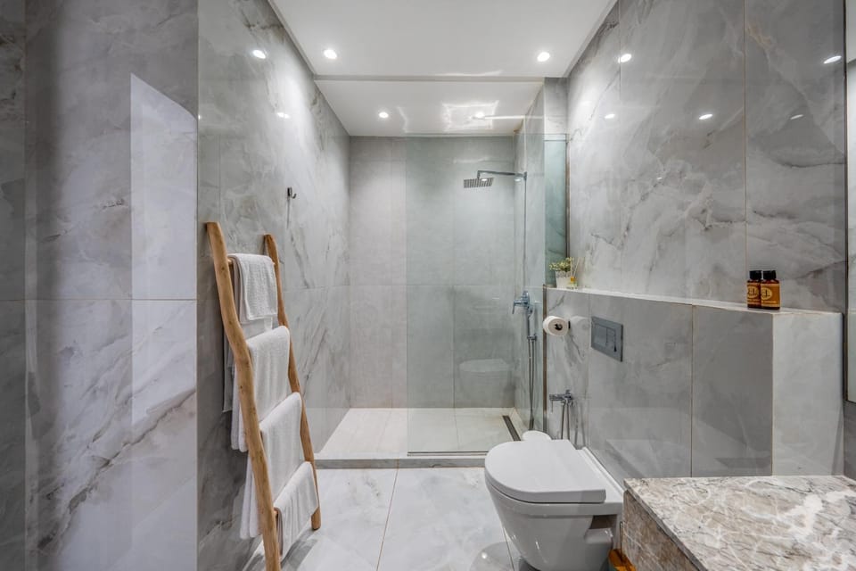 Shower, Toilet, Bathroom, towels