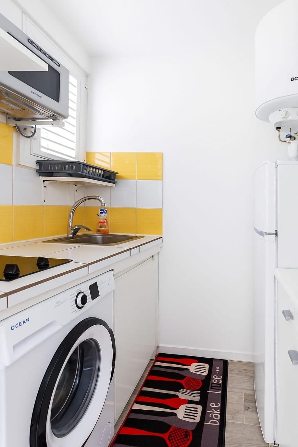 Kitchen or kitchenette, stove, washing machine